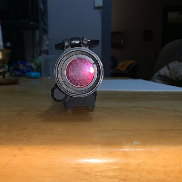 Red dot - Picture 2 of 3